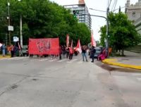 Nuevas tensiones en el centro de Neuquén: Organizaciones sociales retoman el acampe por reclamos al gobierno