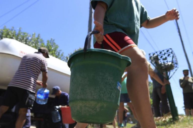 Vecinos denuncian la falta de agua en cinco barrios de Centenario ...