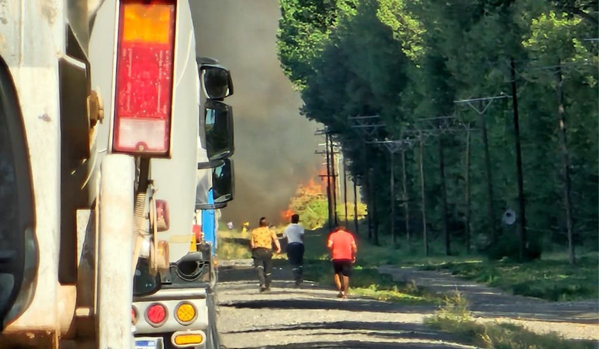 Bomberos combaten un incendio en la Ruta 7 en la zona de Tratayen