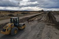 Vialidad provincial ya trabaja para pavimentar la ruta entre Loncopué y El Huecú