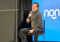 A sala llena, Gastón Pauls ofreció su primera conferencia sobre prevención