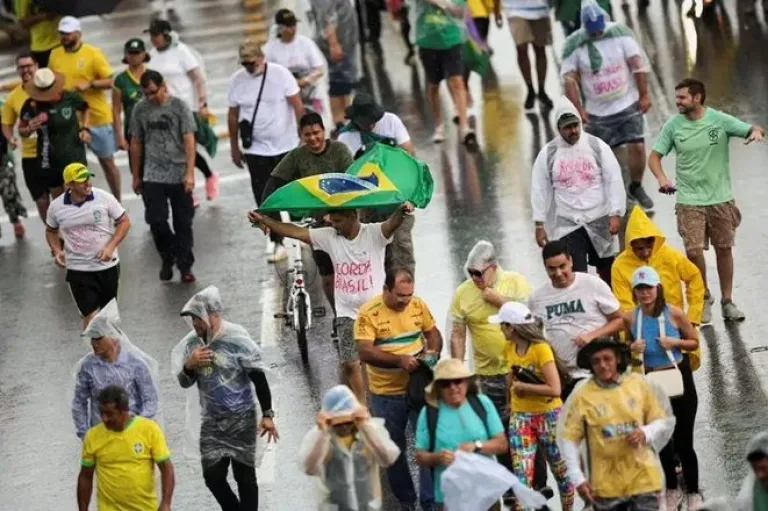 Un rayo cayó en plena marcha y dejó al menos 30 heridos en Brasilia | AM550 - La Primera