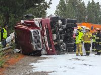 Un camión volcó en la curva de Pío Protto y generó un amplio operativo