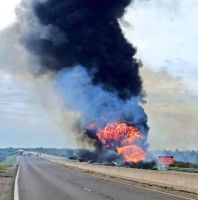 Dos camiones chocaron y se incendiaron en la ruta 14