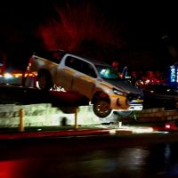 Susto en Centenario por una camioneta que cayó tras perder una curva