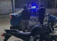 Intentaron escapar en una moto y descubrieron que tenía pedido de secuestro por un robo