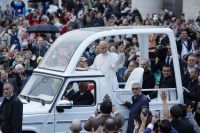 León XIV volvió al papamóvil tras su operación y crece la expectativa por su viaje a la Argentina